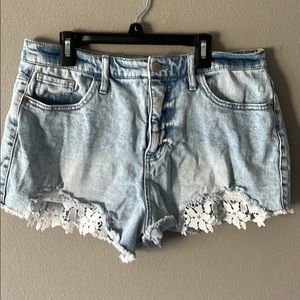 Light wash White flower lace shorts